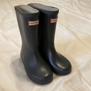 Kid Hunter rain boots in a dark navy blue